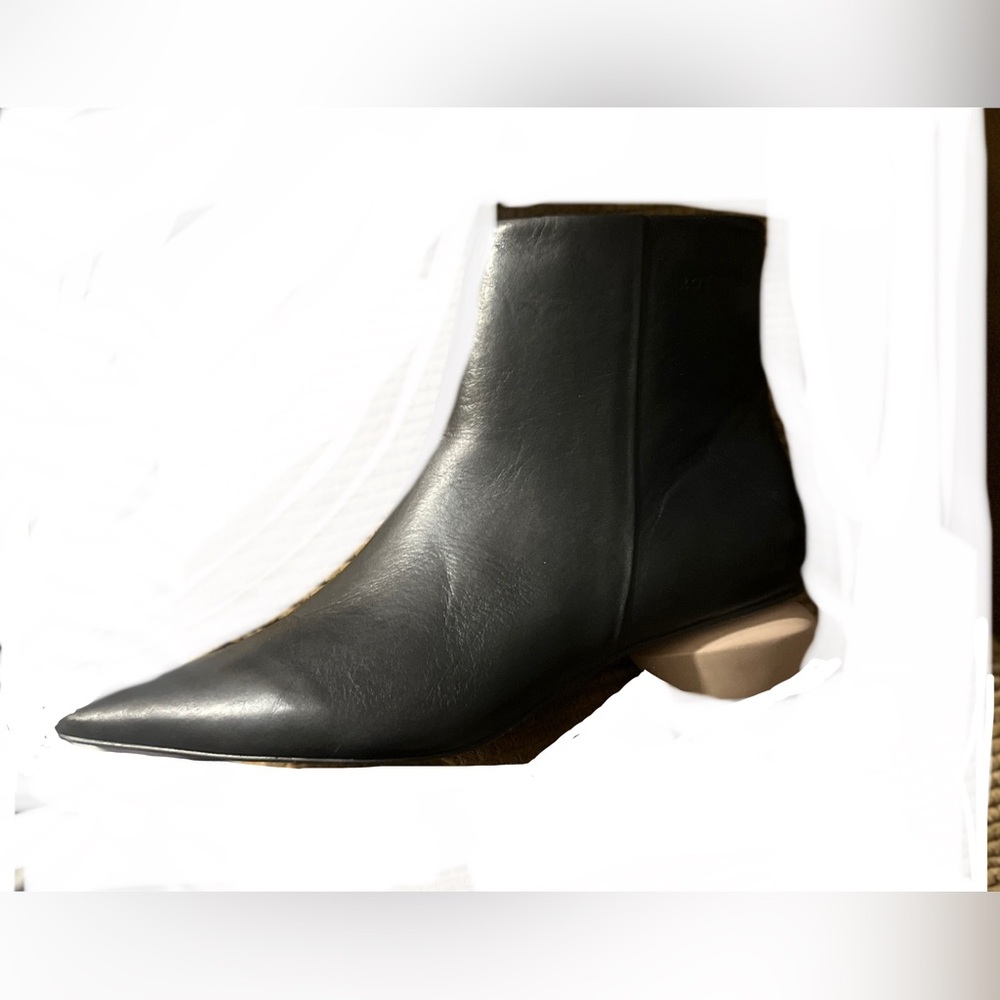 NWOB Rotunda”Dana” ankle boots